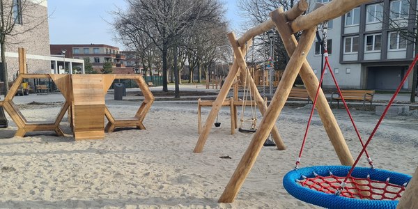 Vernieuwde houten speeltuigen op het Majoor Maelfaitplein